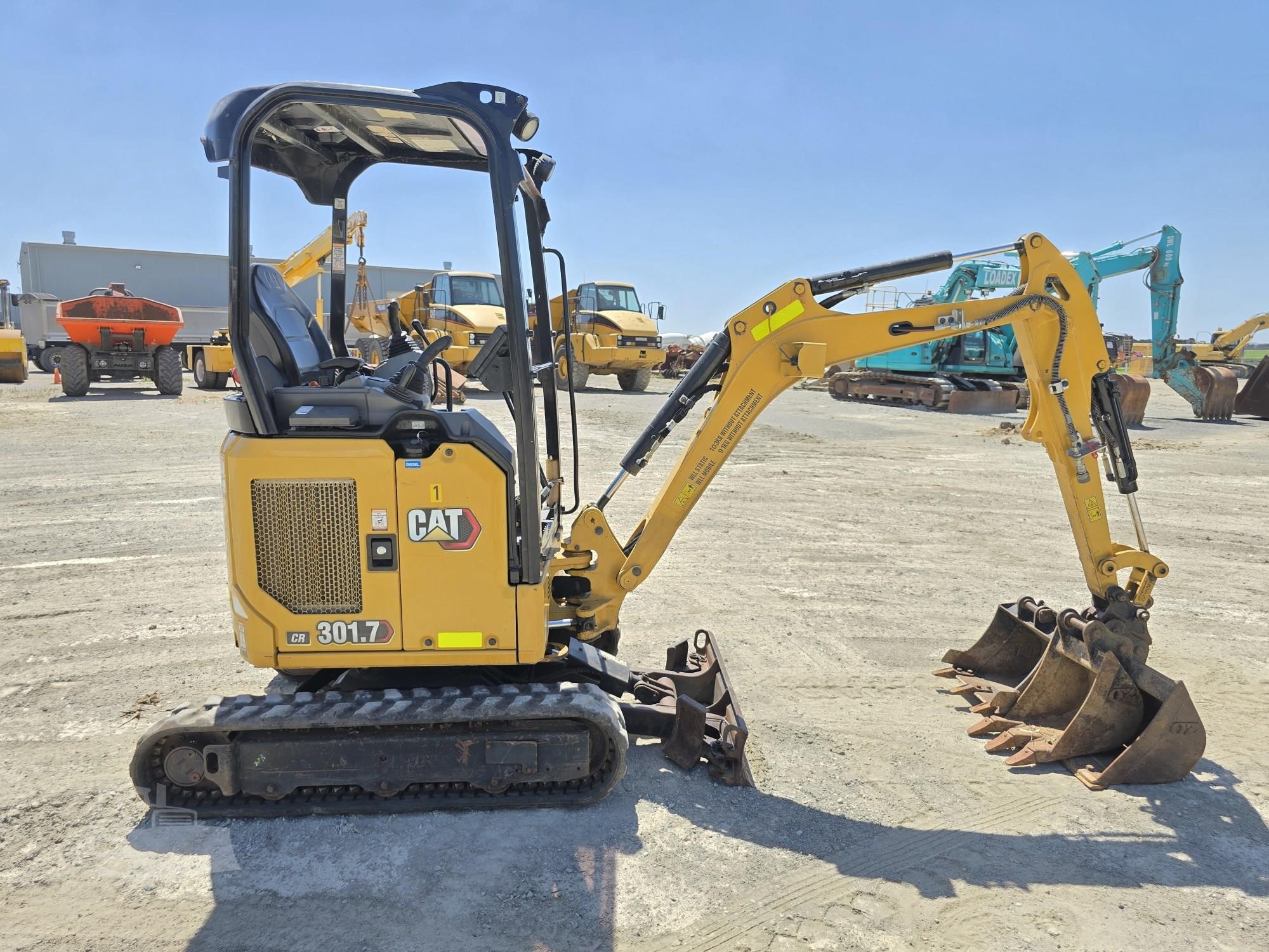 Caterpillar-301.7CR-dOccasion-008 Mini-Pelle Caterpillar 301.7CR d’Occasion – 1,8T (2021) avec 3 Godets et Remorque – Image 1