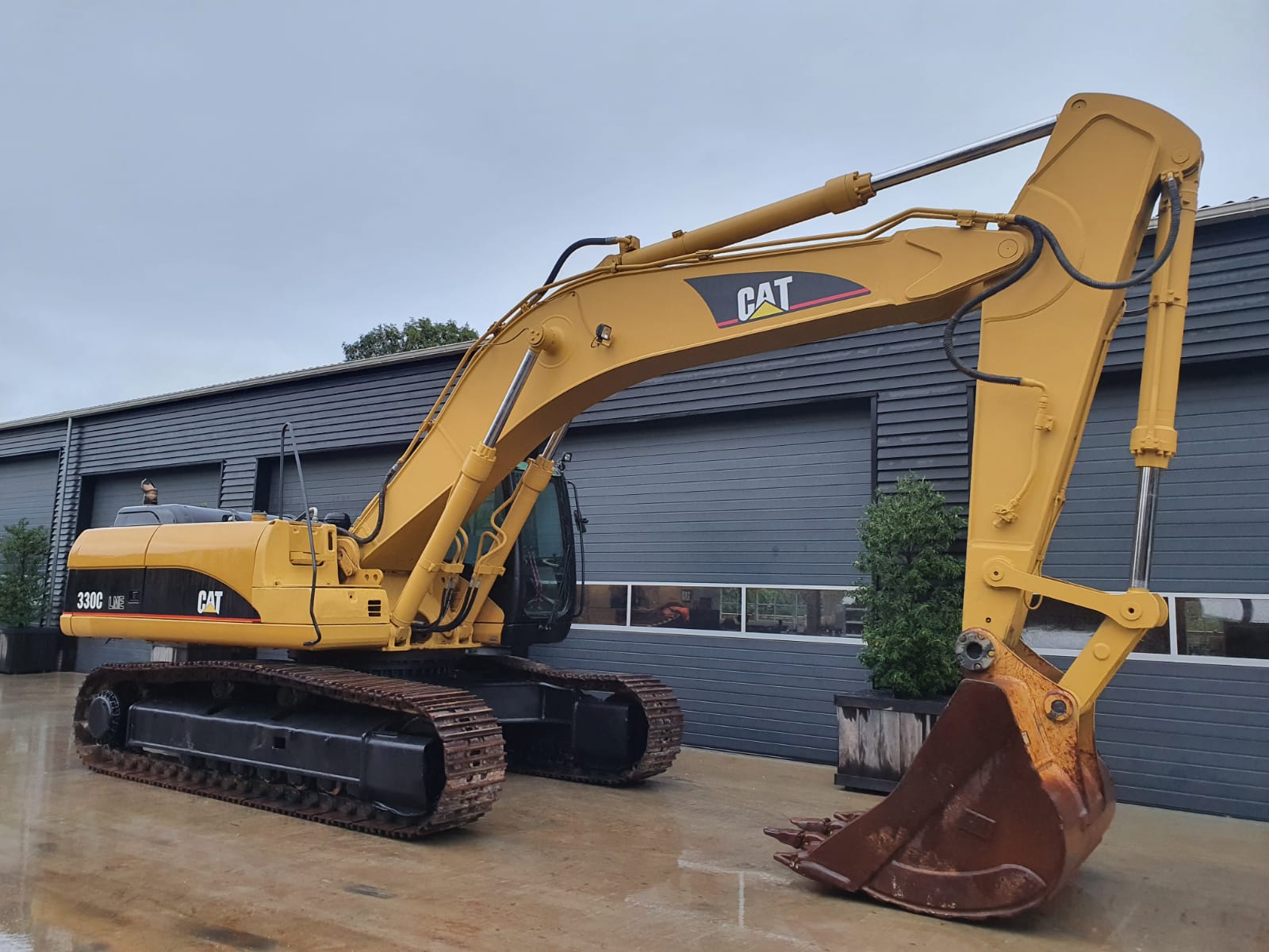 2005-Caterpillar-330C-002 Pelle sur chenilles Caterpillar 330C 2005 – 14400 heures – 32,4 tonnes – Image 1