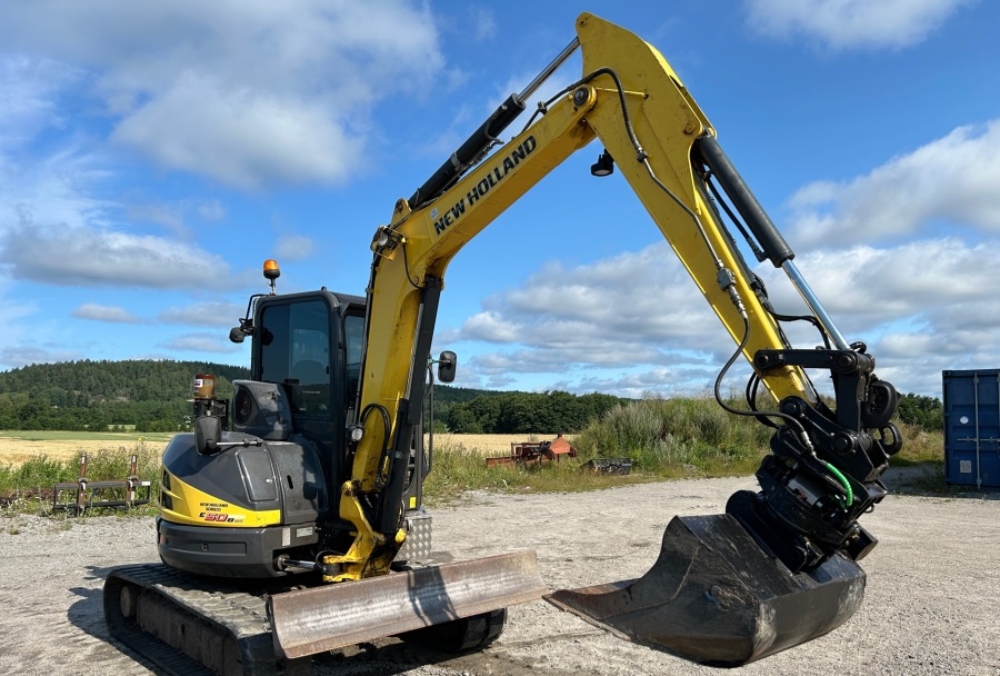 New-Holland-E50B-004 Mini-pelle d’occasion New Holland E50B SR (2012) – 5,1T + Remorque – Image 1