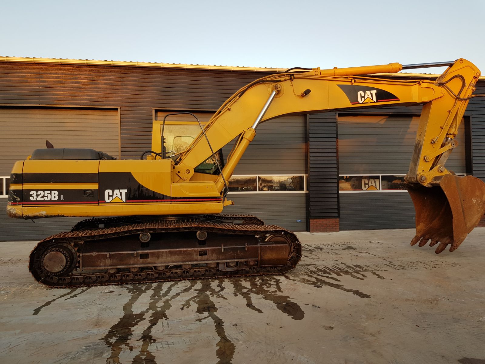 Pelle-2000-Caterpillar-325BL-01 Pelle sur chenilles Caterpillar 325BL 2000 – 8231 heures – 26,5 tonnes – Image 1