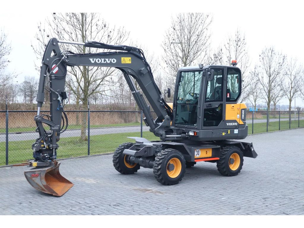 Volvo-EW-60E-2022-001 Pelle sur pneus Volvo EW60E 2022 – 117 heures – Tiltrotateur et accessoires – Image 1